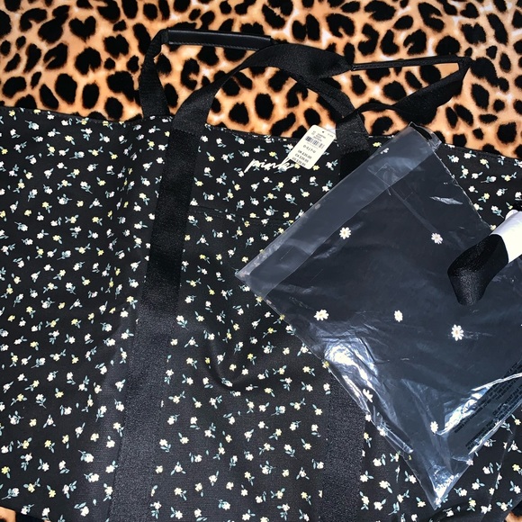 Victoria's Secret Weekender Bag / Tee Size XL NWT - Picture 4 of 8